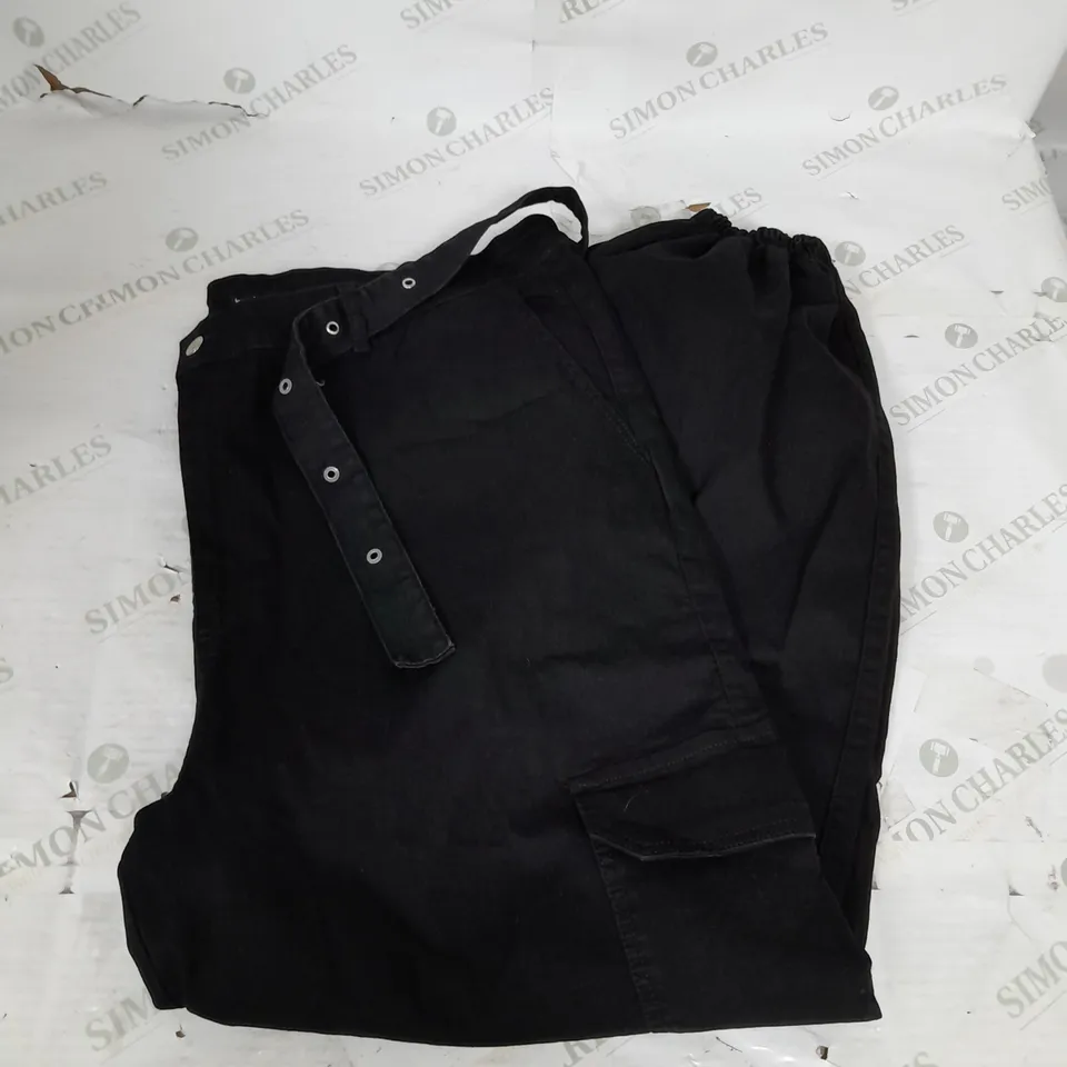 BOOHOO PLUS EYELET BELTED CUFFED CARGO JEAN JOGGERS IN BLACK SIZE 22