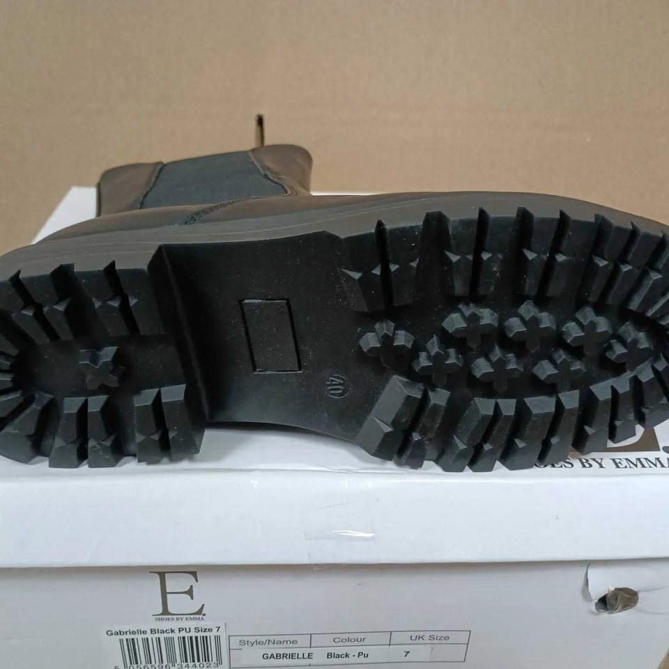 BOXED PAIR OF SHOES BY EMMA GABRIELLE BLACK PU CHELSEA BOOTS – SHOES BY EMMA, UK 7