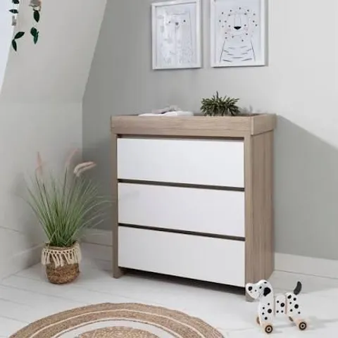 BOXED TUTTI BAMBINI MODENA CHEST CHANGER - WHITE AND OAK FINISH (2 BOXES)