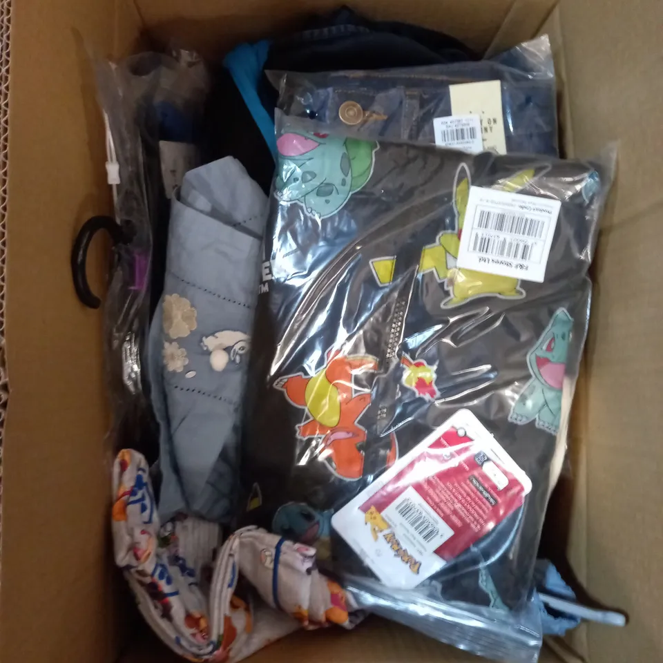 LOT OF ASSORTED KIDS CLOTHING AND ACCESSORIES TO INCLUDE; T-SHIRTS, JUMPERS ETC