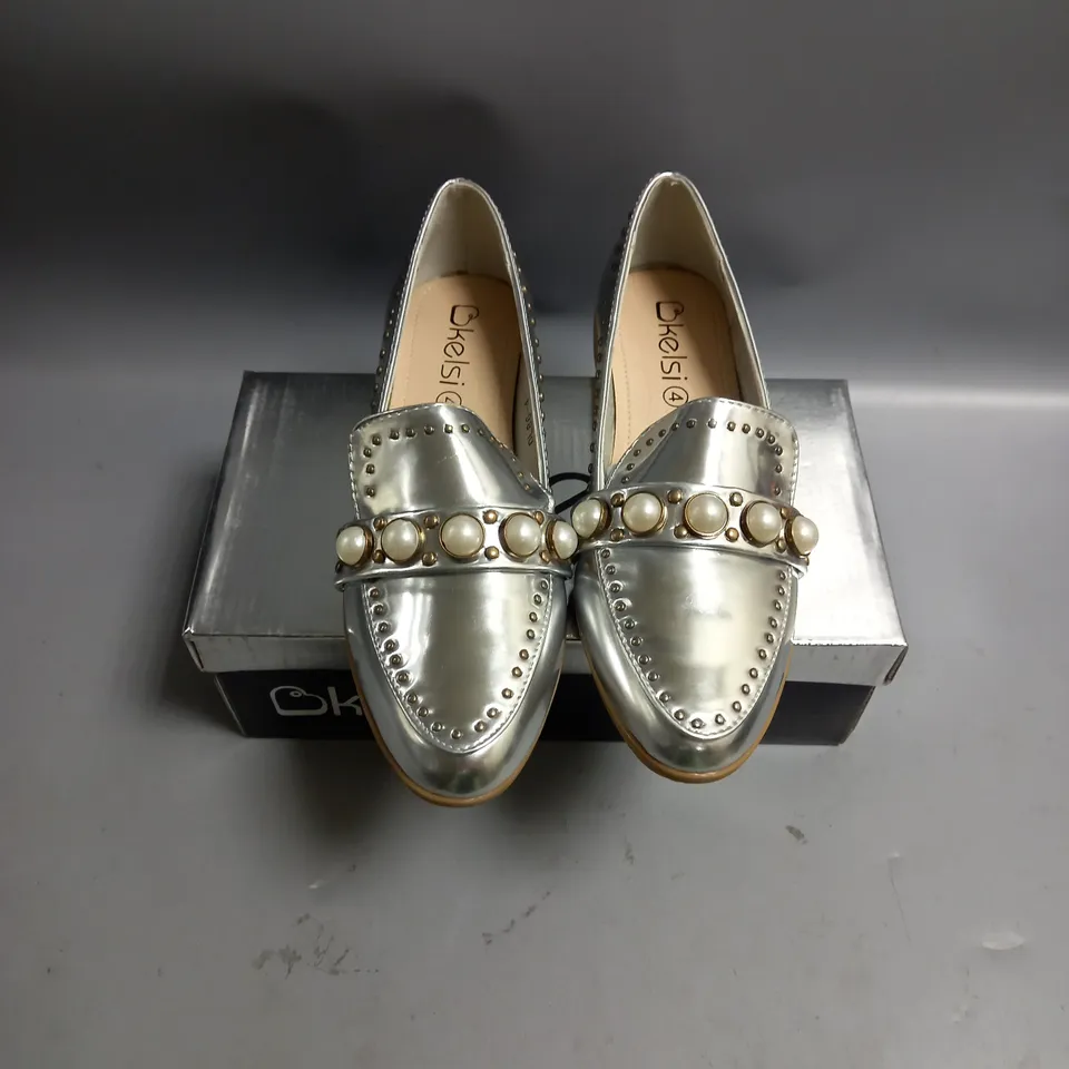 BOXED KELSI LADIES FLAT SHOES SILVER WITH BEADING DETAIL. SIZE 4