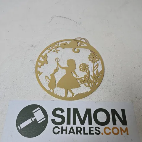 BOXED GISELA GRAHAM ALICE IN WONDERLAND GOLD FRETWORK 25CM METAL DISC HANGING DECORATION - X48