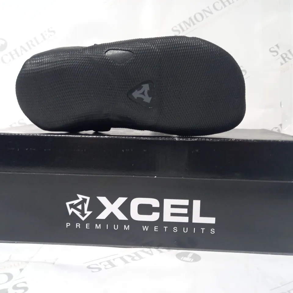 BOXED PAIR OF XCEL INFINITI ROUND TOE WETSUIT SHOES IN BLACK SIZE 8
