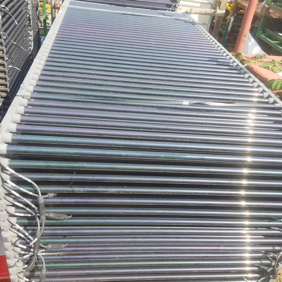 PALLET CONTAINING A VERY LARGE QUANTITY OF SOLAR PANELS