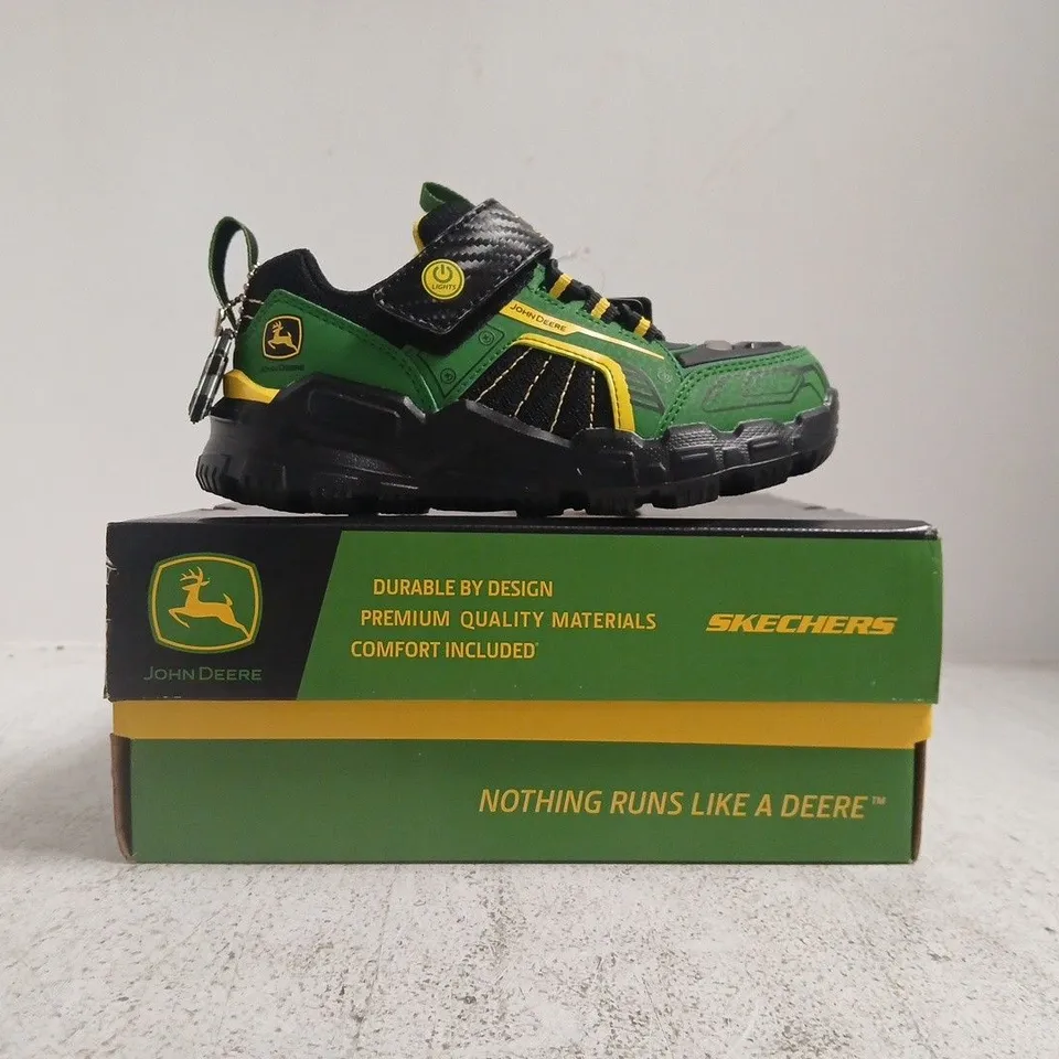 BOXED PAIR OF SKECHERS JOHN DEERE KID'S LIGHT UP TRAINERS IN GREEN/BLACK SIZE UK 10