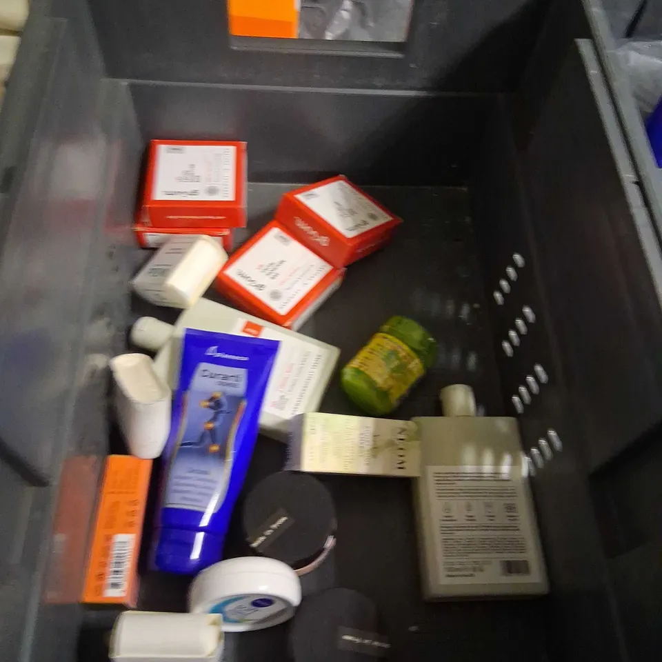 APPROXIMATELY 20 ASSORTED HEALTH AND BEAUTY PRODUCTS TO INCLUDE; GRUUM, NIVEA, CURARTI AND TONI AND GUY