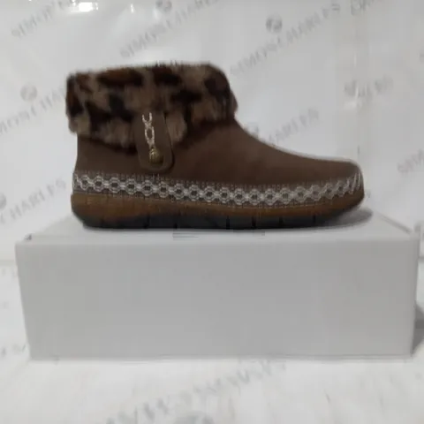 BOXED PAIR OF EARTH ORIGINS EMMALYN SUEDE BOOTIES IN CHOCOLATE SIZE 5