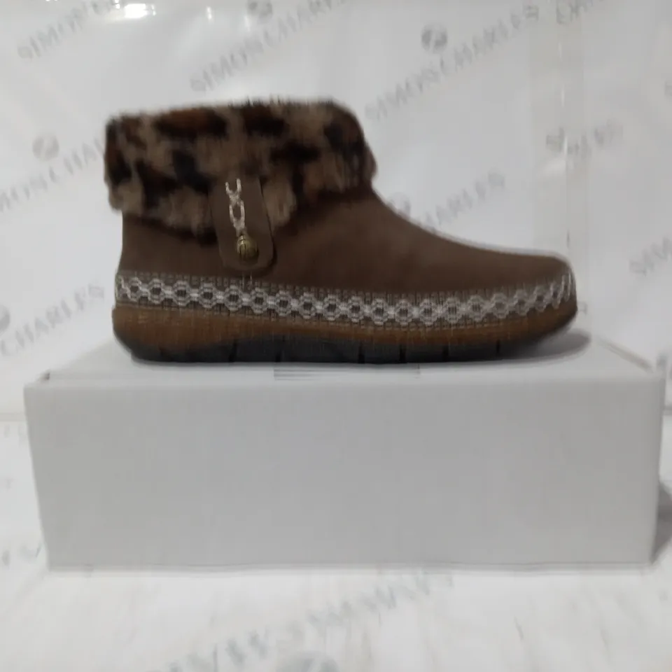 BOXED PAIR OF EARTH ORIGINS EMMALYN SUEDE BOOTIES IN CHOCOLATE SIZE 5