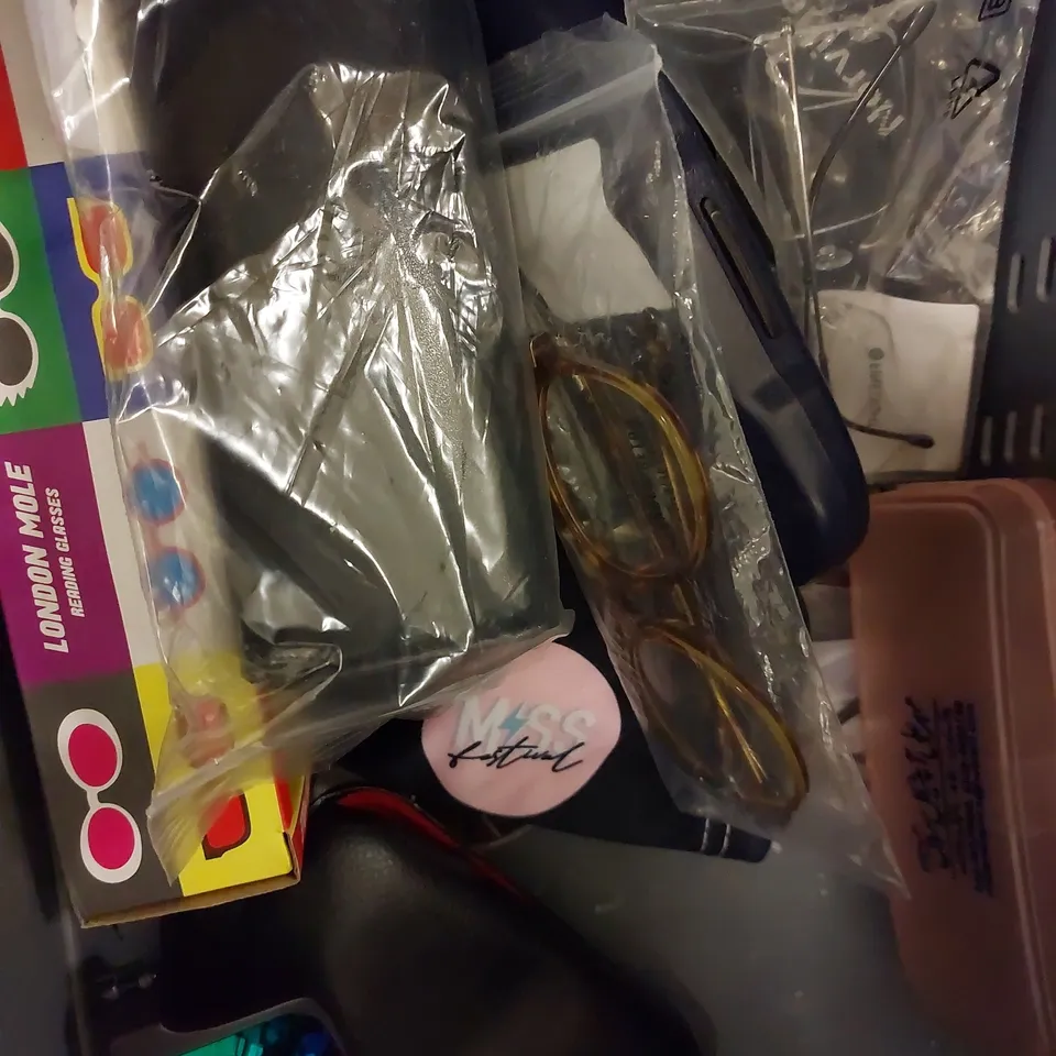 LOT OF APPROX 20 ASSORTED PAIRS OF SUNGLASSES 