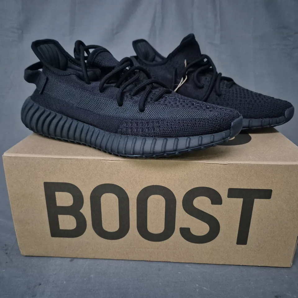 BOXED PAIR OF ADIDAS YEEZY BOOST 350 V2 SHOES IN ONYX UK SIZE 8.5