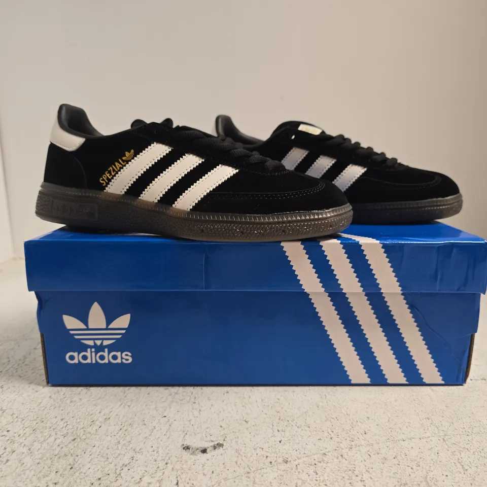 BOXED PAIR OF ADIDAS HANDBALL SPEZIAL TRAINERS IN BLACK/WHITE SIZE UK 4.5