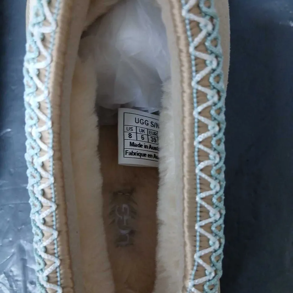  UGG-STYLE WOMEN'S SLIP-ON SLIPPERS – BEIGE SUEDE, LIGHT BLUE STITCH TRIM UK 6