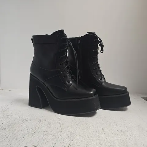BOXED PAIR OF SEDAI PLATFORM BLOCK HEEL ANKLE BOOTS IN BLACK SIZE 7