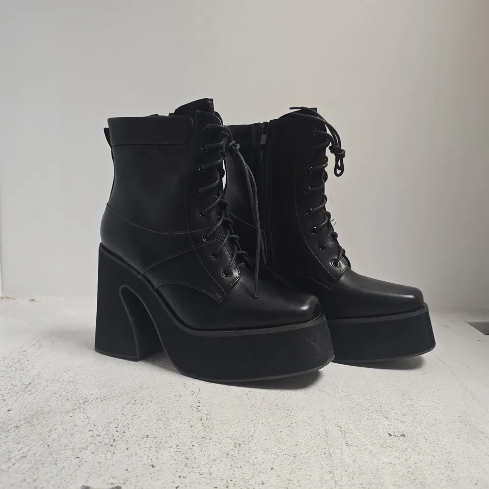 BOXED PAIR OF SEDAI PLATFORM BLOCK HEEL ANKLE BOOTS IN BLACK SIZE 7