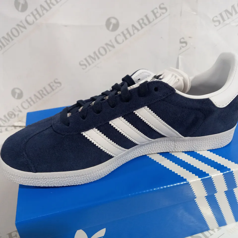 BOXED PAIR OF ADIDAS GAZELLE NAVY TRAINERS SIZE 6
