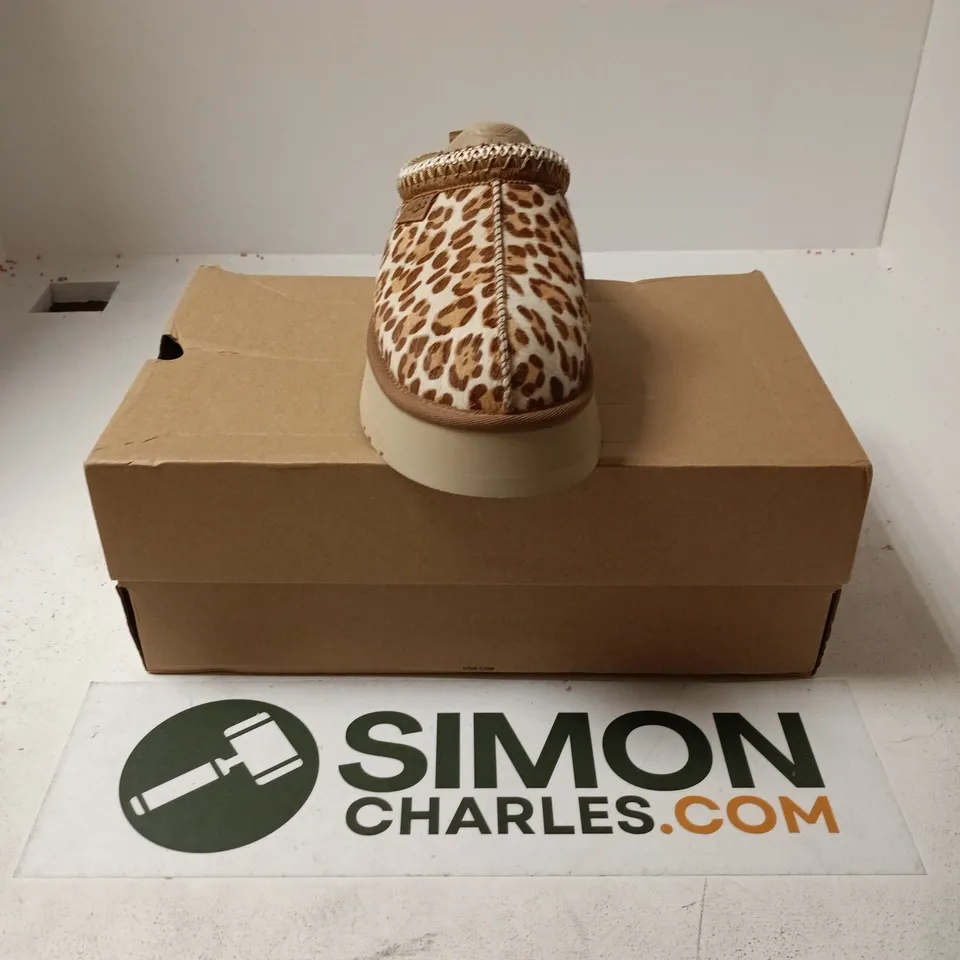 BOXED PAIR OF UGG W TAZZ PLAINS SHOES - UK 7