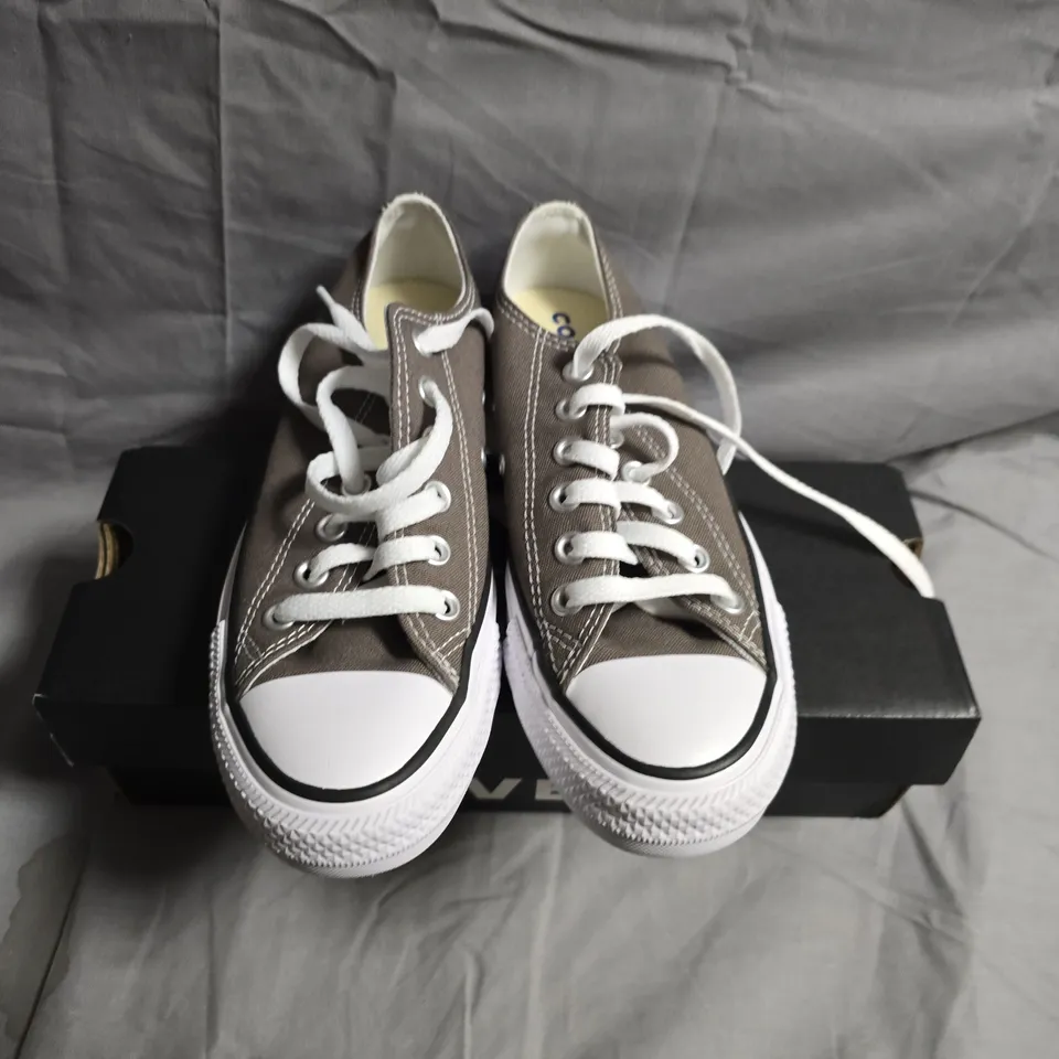 BOXED PAIR OF CONVERSE LOW-TOP CANVAS SNEAKERS – UK SIZE 4.5
