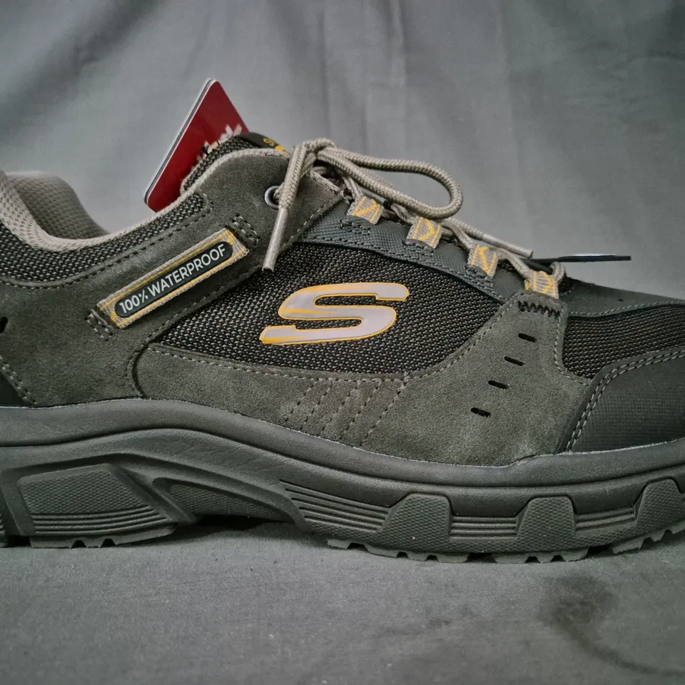 BOXED PAIR OF SKECHERS TRAINERS IN STONE/BROWN UK SIZE 11