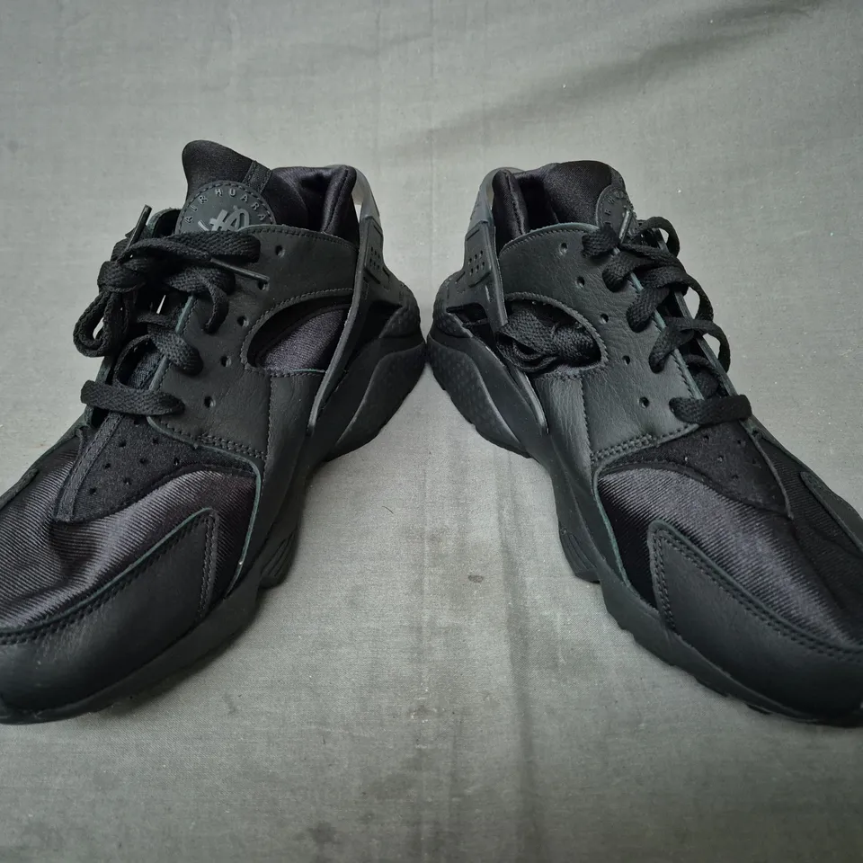 BOXED PAIR OF NIKE AIR HUARACHE SHOES IN BLACK UK SIZE 9