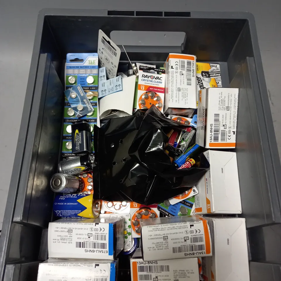 APPROXIMATELY 30 ASSORTED BATTERY PRODUCTS TO INCLUDE BUTTON CELL, AA, 9V ETC 