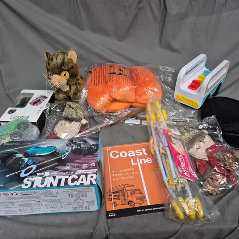 QUANTITY OF ASSORTED TOYS TO INCLUDE LIZARD RC, STUNTCARS, AND MYDOLL PRAM ETC. 