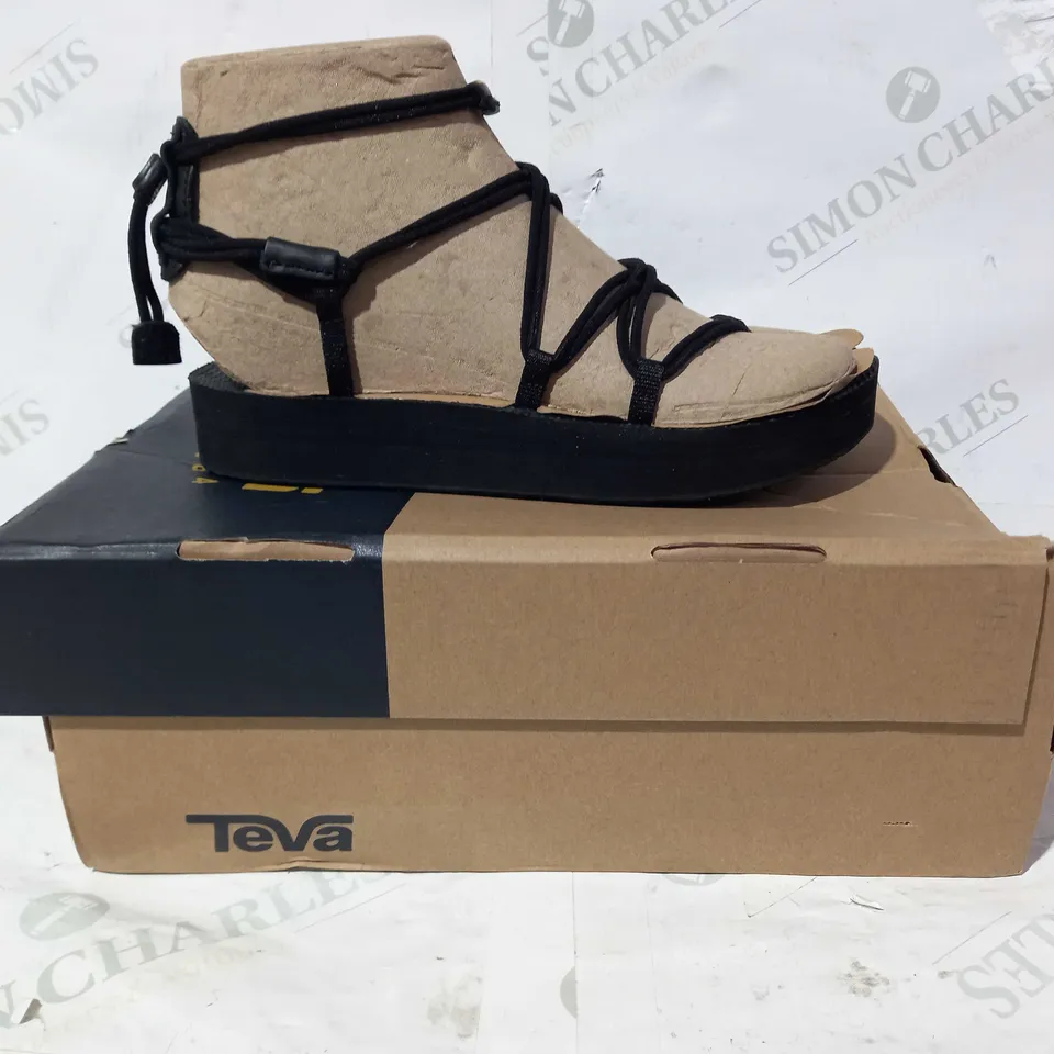 BOXED PAIR OF TEVA MIDFORM INFINITY SANDALS IN BLACK UK SIZE 5