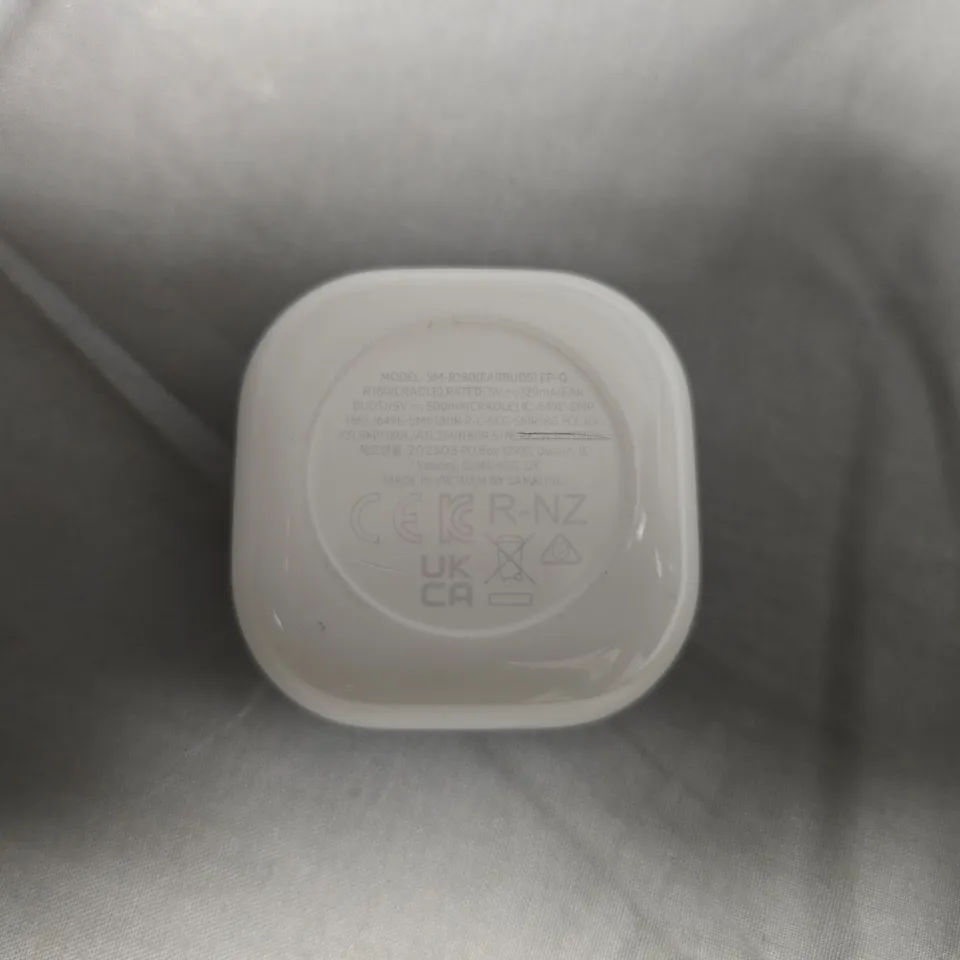 SAMSUNG GALAXY BUDS WIRELESS EARBUDS IN CHARGING CASE – WHITE