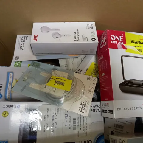 LOT OF APPROX. 15 ASSORTED ELECTRICALS INCLUDING HEADPHONES, AERIAL, RADIO
