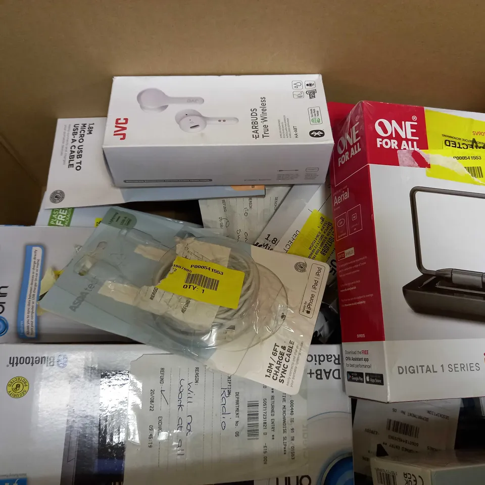 LOT OF APPROX. 15 ASSORTED ELECTRICALS INCLUDING HEADPHONES, AERIAL, RADIO