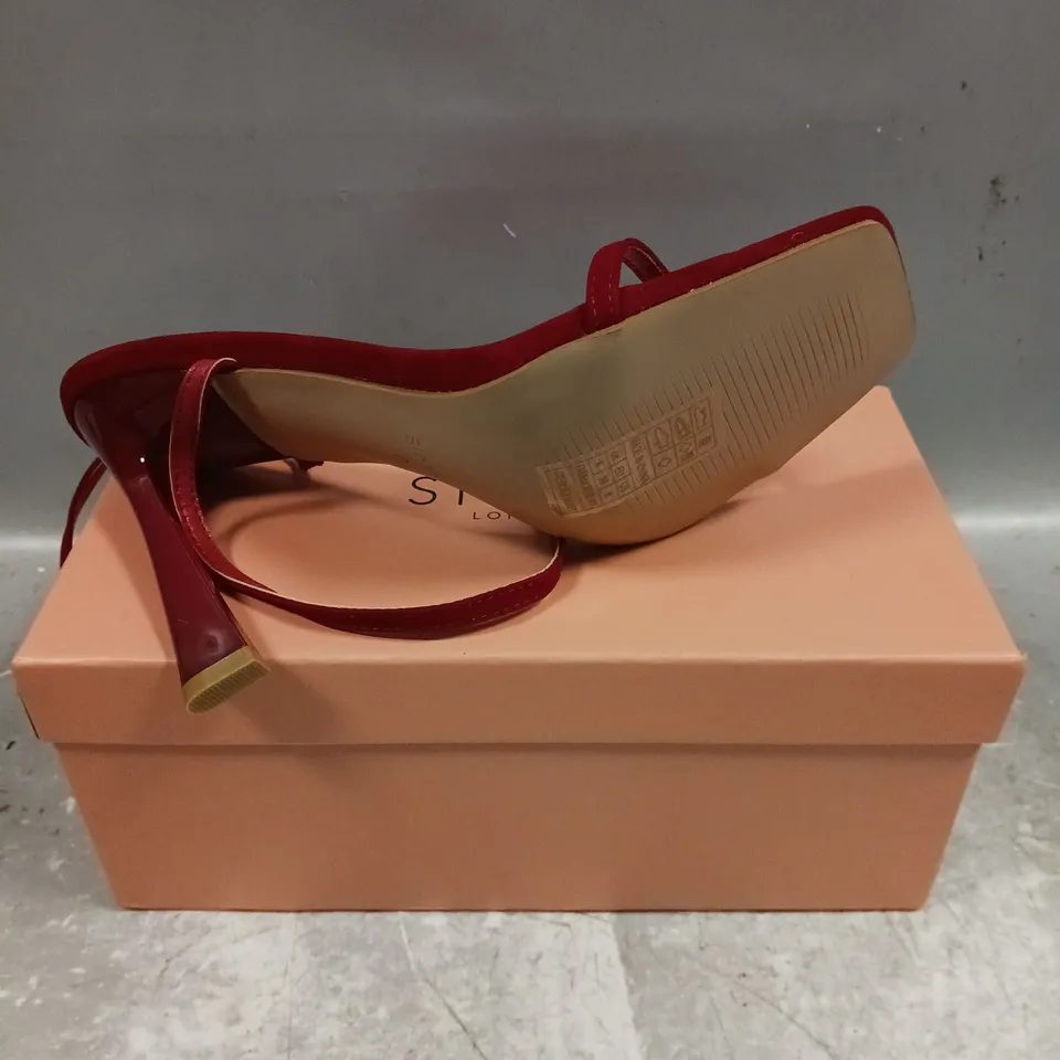 BOXED PAIR OF SIMMI WIDE FIT OPEN TOE SHOES IN RED - 6