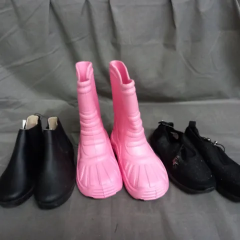 APPROXIMATELY 10 PAIRS OF ASSORTED KIDS SHOES IN VARIOUS STYLES AND SIZES
