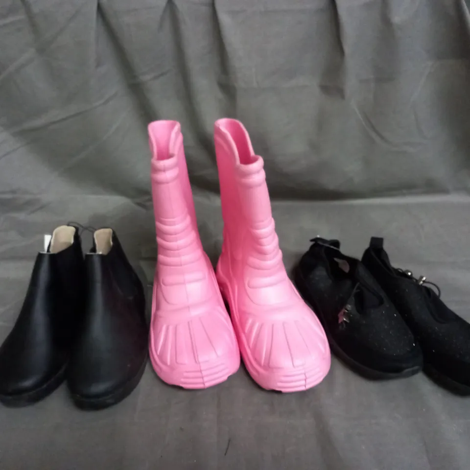 APPROXIMATELY 10 PAIRS OF ASSORTED KIDS SHOES IN VARIOUS STYLES AND SIZES 
