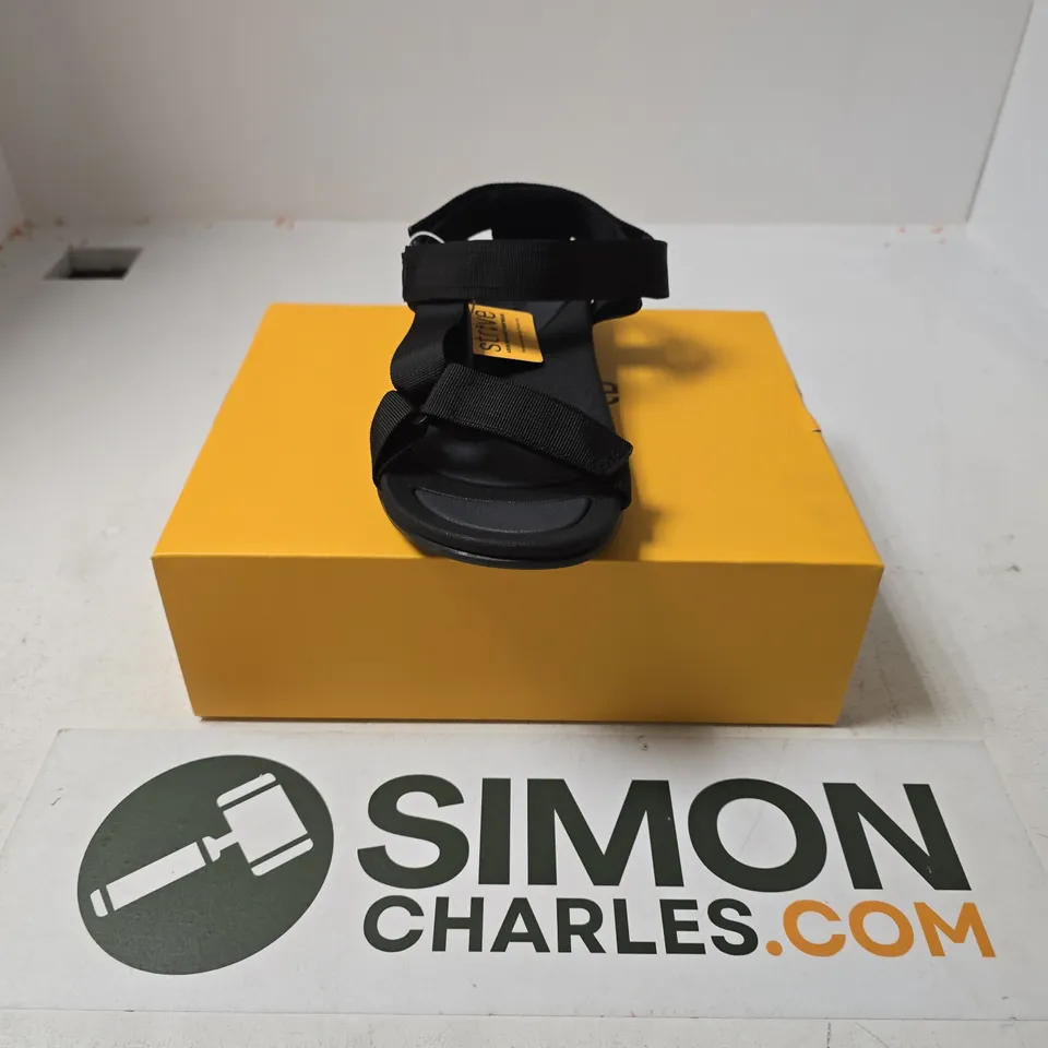 BOXED PAIR OF STRIVE DRIFT BLACK II SANDALS - UK 6