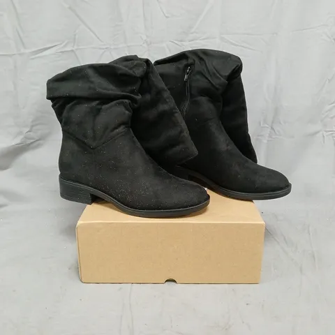 EVERYDAY COMFORT SLOUCH KNEE BOOT WITH WIDER FITTING CALF - BLACK - SIZE 6