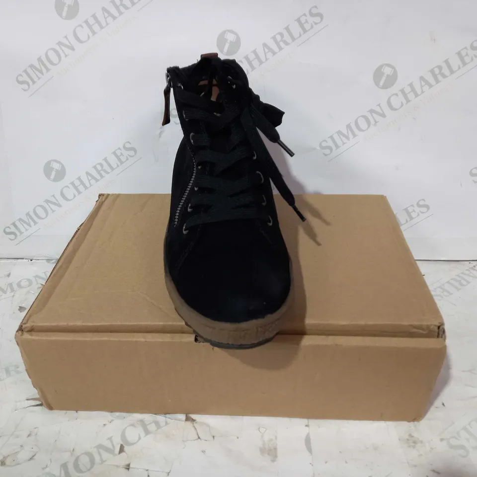 BOXED PAIR OF PAVERS ANKLE HIGH SIDE-ZIP SHOES IN BACK UK SIZE 6