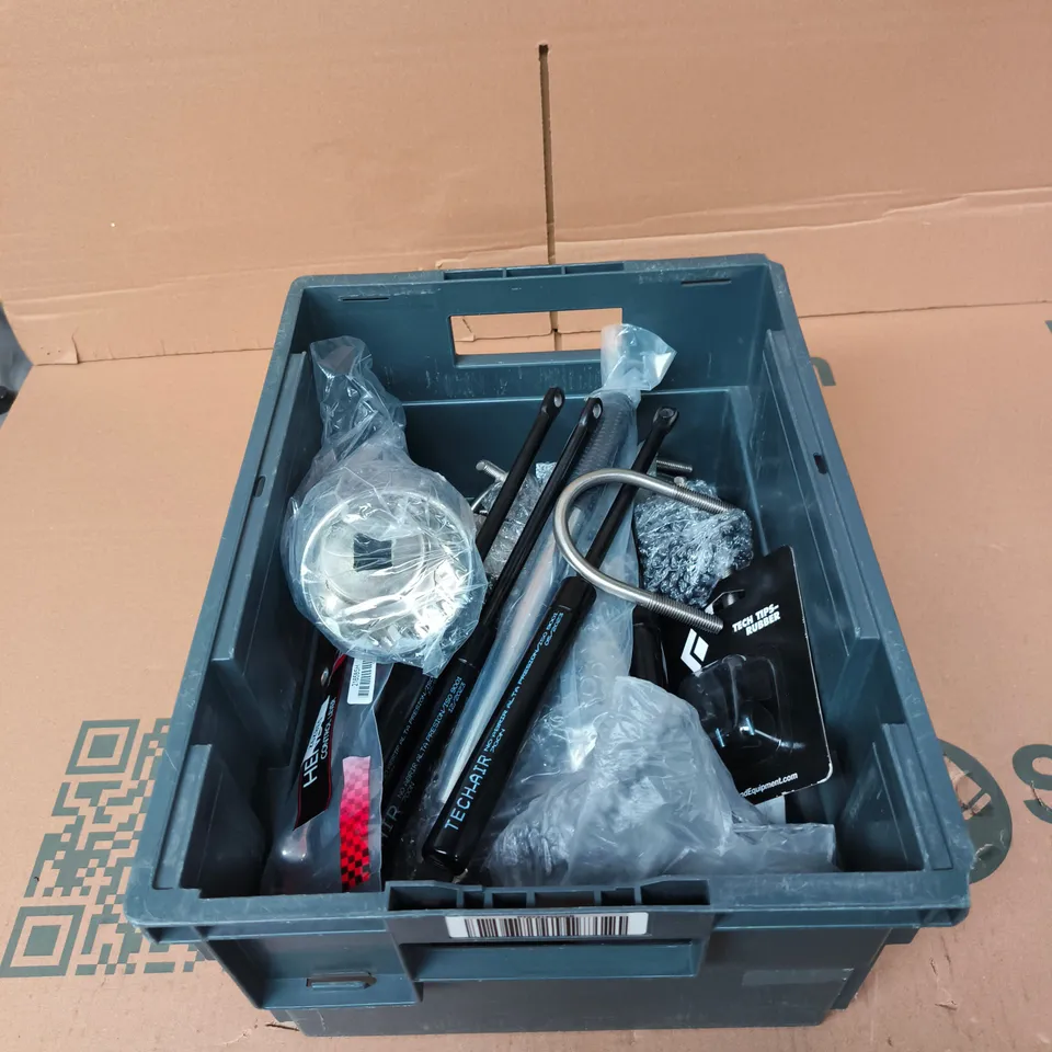 TOTE OF APPROXIMATELY 12 ASSORTED AUTO PARTS TO INCLUDE: RACHET STRAP