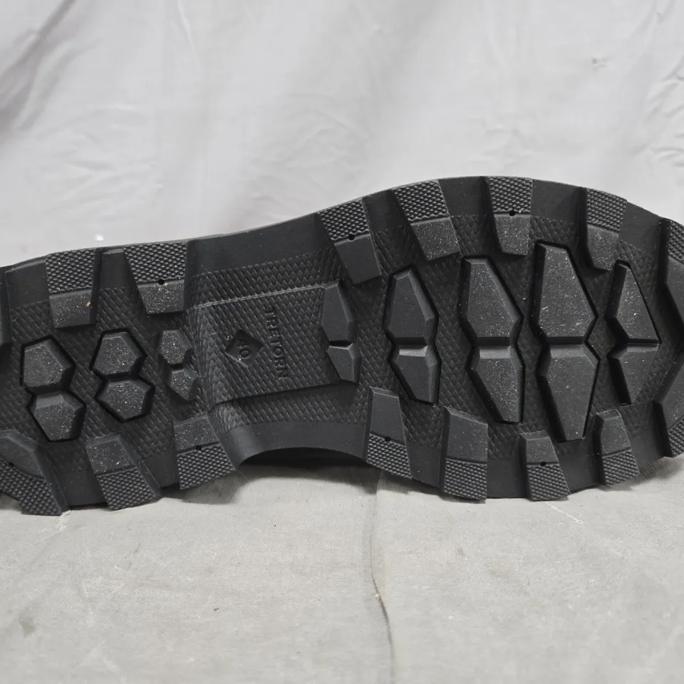 BOXED PAIR OF TRETON SALLA NEO BOOTS IN BURGUNDY SIZE 7