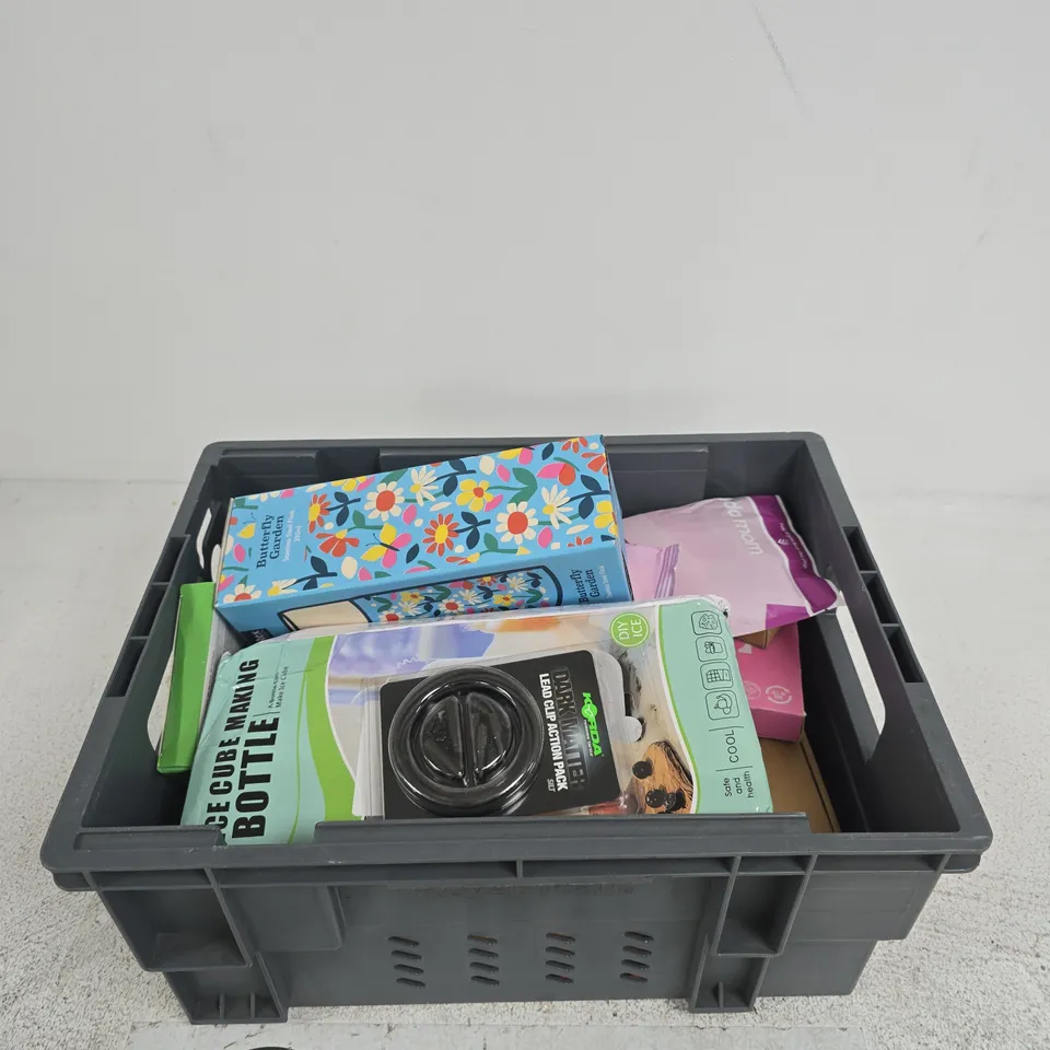 TOTE OF APPROXIMATELY 10 ASSORTED ITEMS INCLUDING FRIDA MOM COLD PADS, FRIDA MOM PERINEAL WITCH HAZEL PAD LINERS AND AN ICE CUBE MAKING BOTTLE