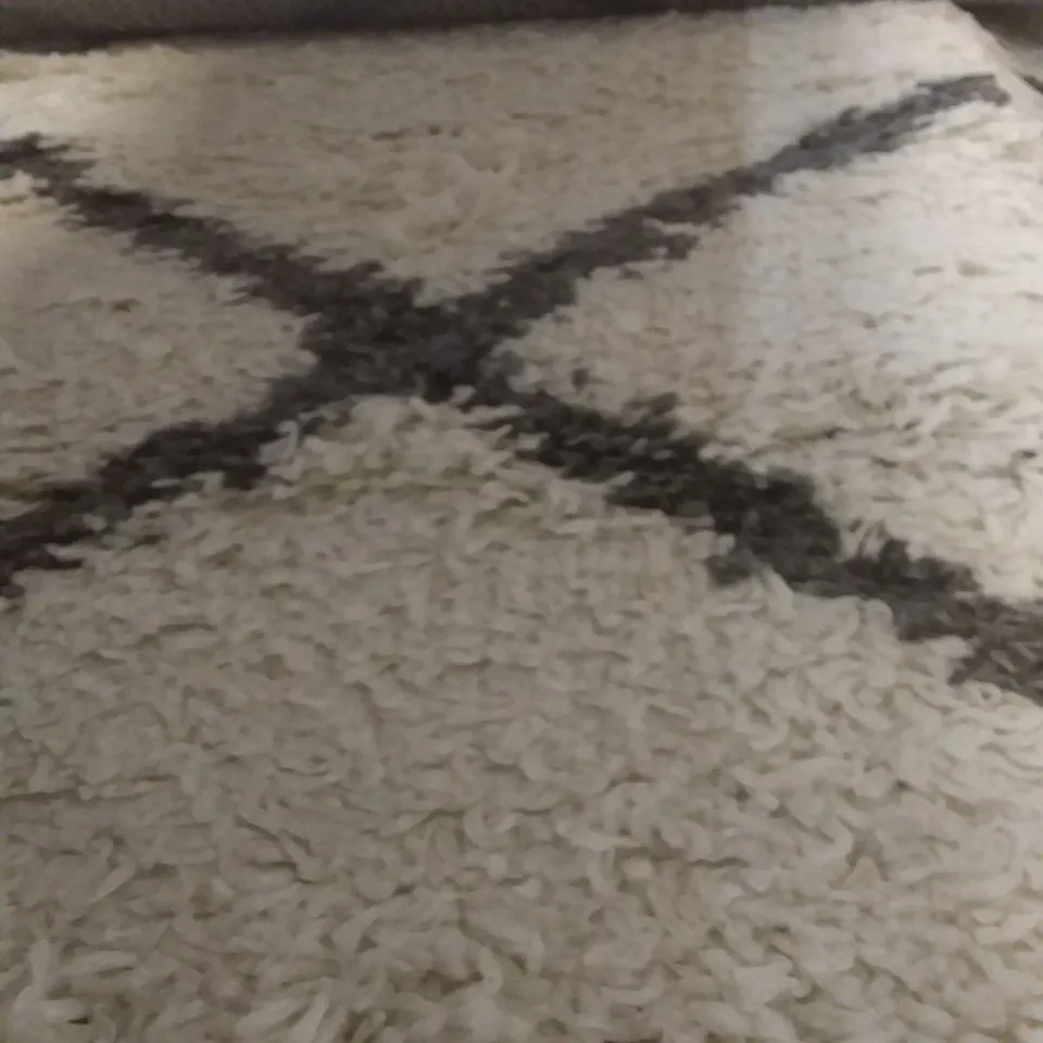 FRANCISQUE SHAGGY CREAM BLACK RUG - 160 X 220CM