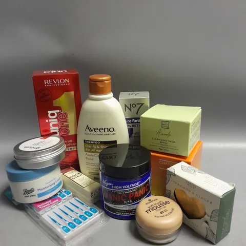 BOX OF APPROXIMATELY 15 COSMETIC ITEMS TO INCLUDE - REVLON UNIQ ONE HAIR TREATMENT - MANIC PANIC SEMI-PERMANENT HAIR DYE - THE BEAUTY CROP CLEANSING BALM REFILL ETC