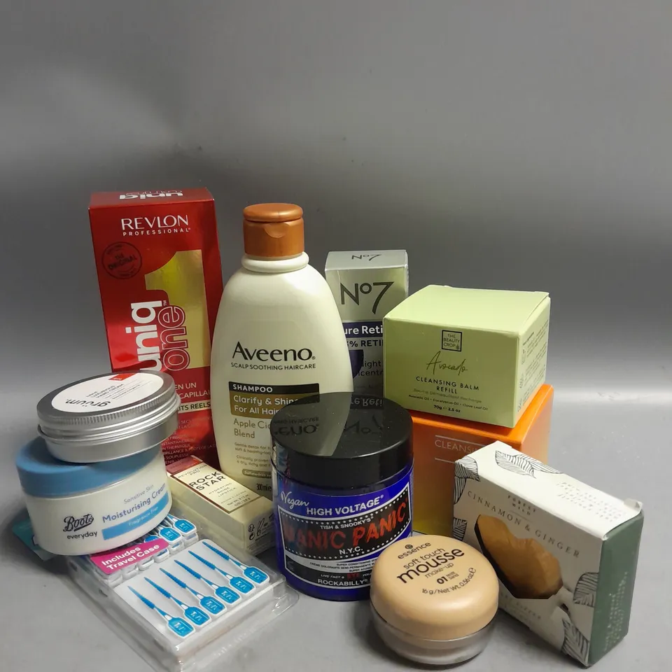 BOX OF APPROXIMATELY 15 COSMETIC ITEMS TO INCLUDE - REVLON UNIQ ONE HAIR TREATMENT - MANIC PANIC SEMI-PERMANENT HAIR DYE - THE BEAUTY CROP CLEANSING BALM REFILL ETC 