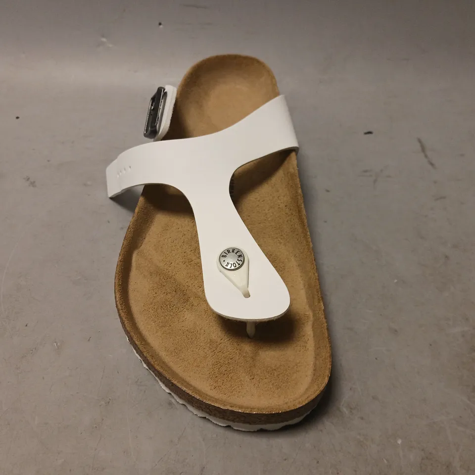 BOXED PAIR OF BIRKENSTOCK GIZEH BS TOE-POST FOOTBED SANDALS IN WHITE UK SIZE 9