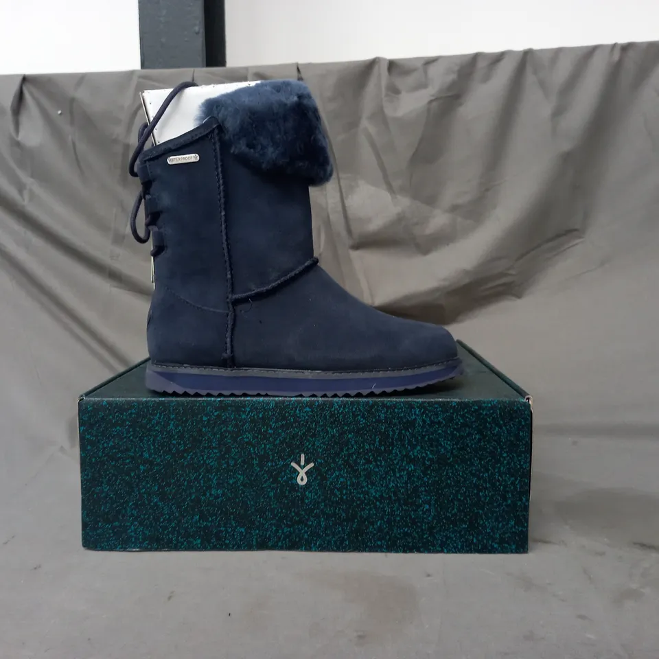 BOXED PAIR OF EMU AUSTRALIA BOOTS IN MIDNIGHT SIZE 5