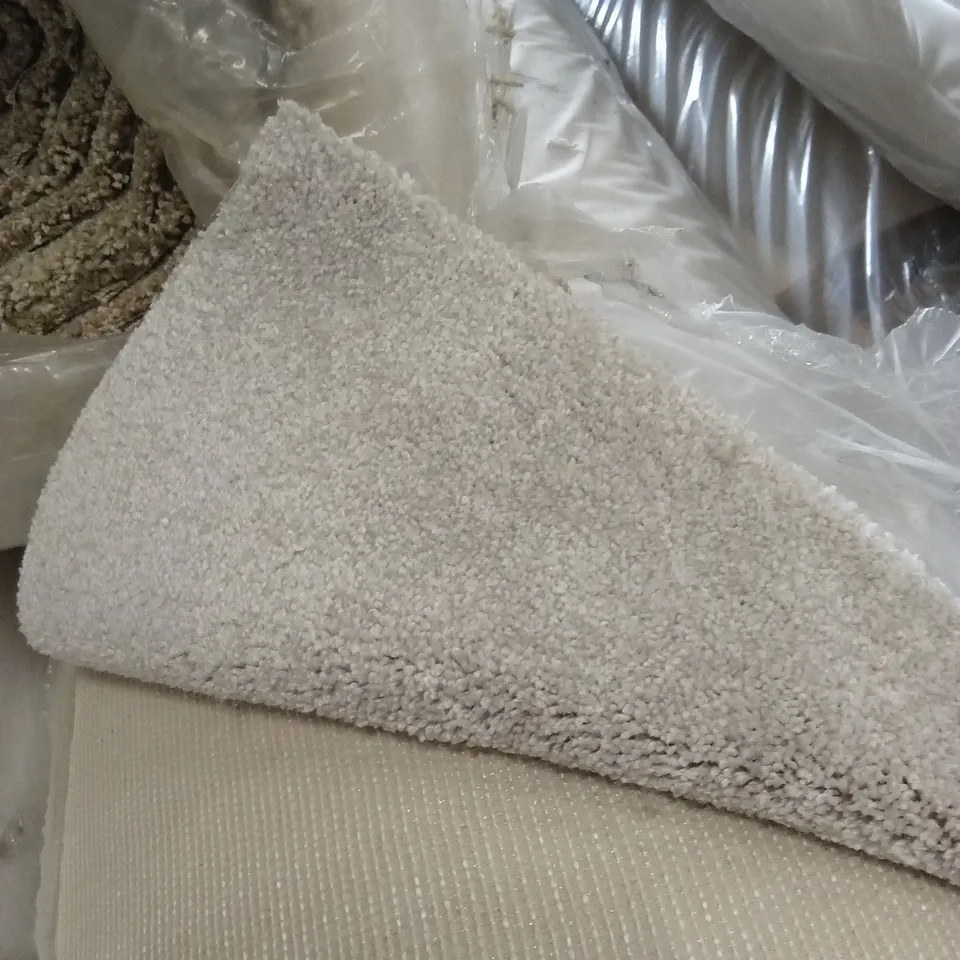 ROLL OF QUALITY EC FREEDOM XTRA DOVE CARPET // APPROX SIZE: 4 x 10.6m