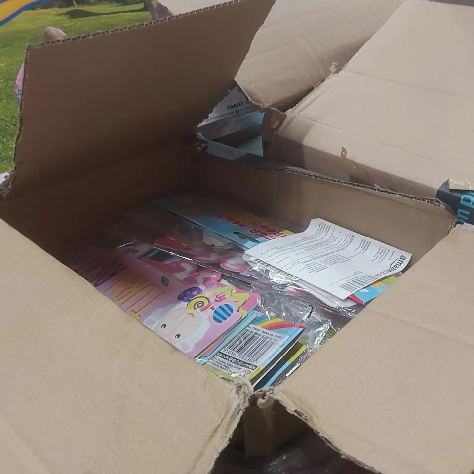 PALLET TO CONTAINING A VERY LARGE QUANTITY OF ASSORTED ITEMS INCLUDING: SHED/FENCE BRUSHES, PASTA STORAGE JARS, ULTIMATE MAGIC SETS, GIANT NOUGHTS & CROSSES GAMES ECT