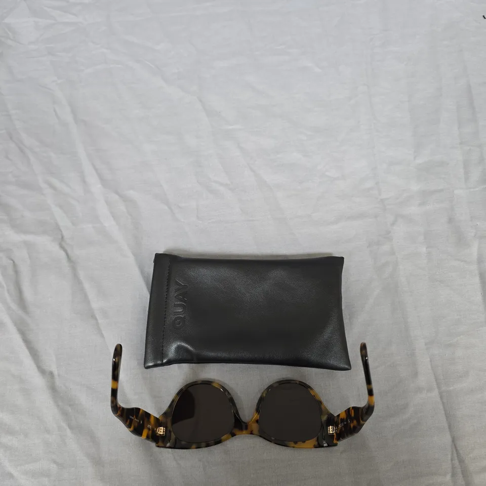 TORTOISESHELL SUNGLASSES WITH DARK LENSES – CASE INCLUDED .QUAY CHIT CHAT .