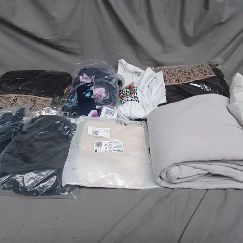 BOX OF ASSORTED CLOTHING ITEMS IN VARIOUS COLOURS, SIZES AND STYLES