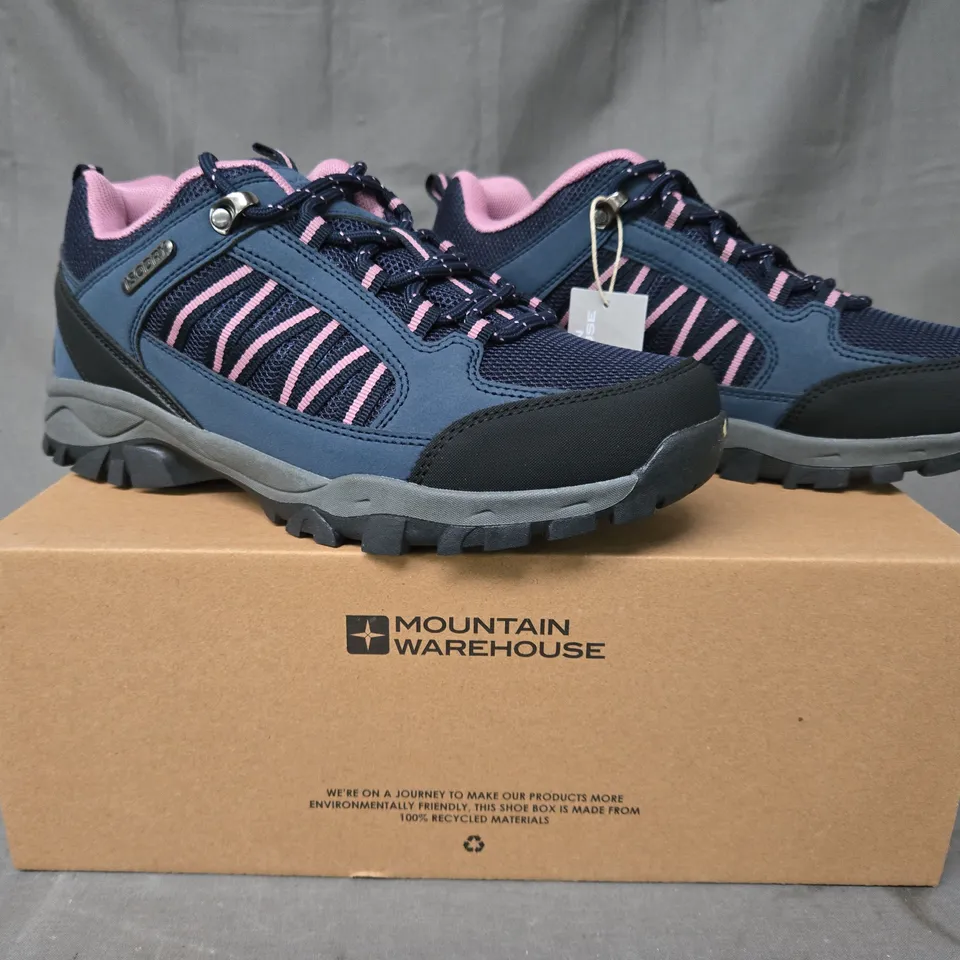 BOXED PAIR OF MOUNTAIN WAREHOUSE PATH WOMEN'S OUTDOOR WATERPROOF WALKING SHOES IN NAVY/BERRY UK SIZE 6