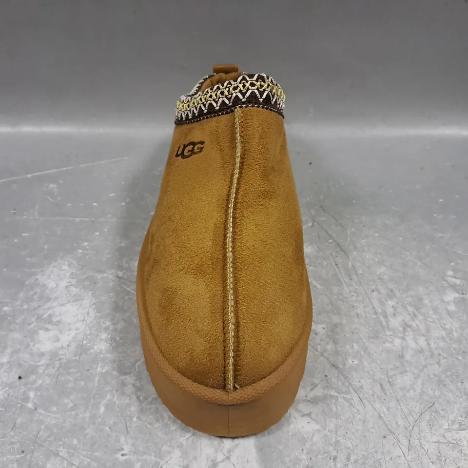 BOXED PAIR OF UGG SHOES IN CHESTNUT EU SIZE 39