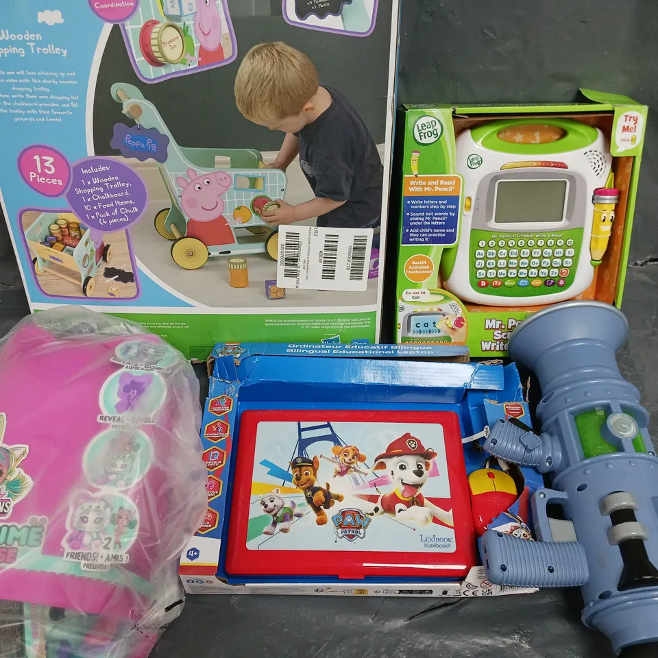 LOT OF 5 ASSORTED TOY ITEMS TO INCLUDE LEAP FROG SCRIBBLE WRITE PAD, PEPPA PIG WOODEN TROLLEY AND FART GUN